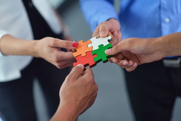 CREATIVIDAD-stock-photo-group-of-business-people-assembling-jigsaw-puzzle-and-represent-team-support-and-help-concept-153998516