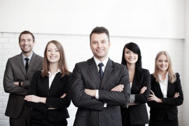 DIRECTIVOS-stock-photo-group-of-business-people-with-businessman-leader-on-foreground-117648706